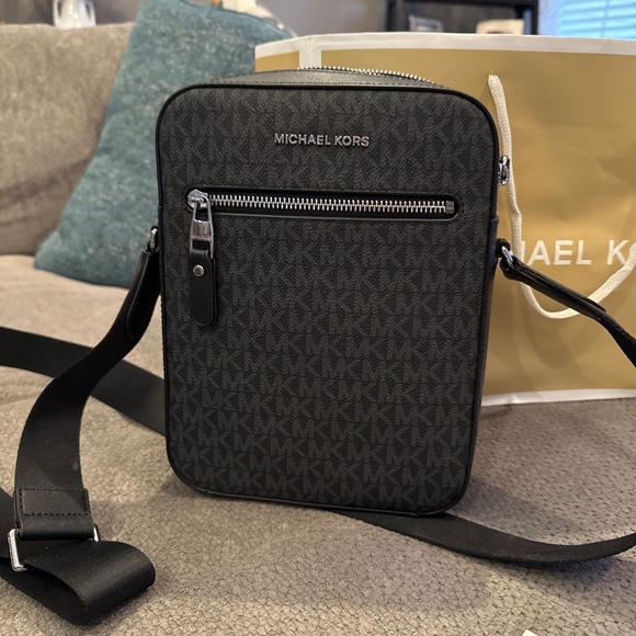 Michael Kors Flight Bag - Picture 1 of 6